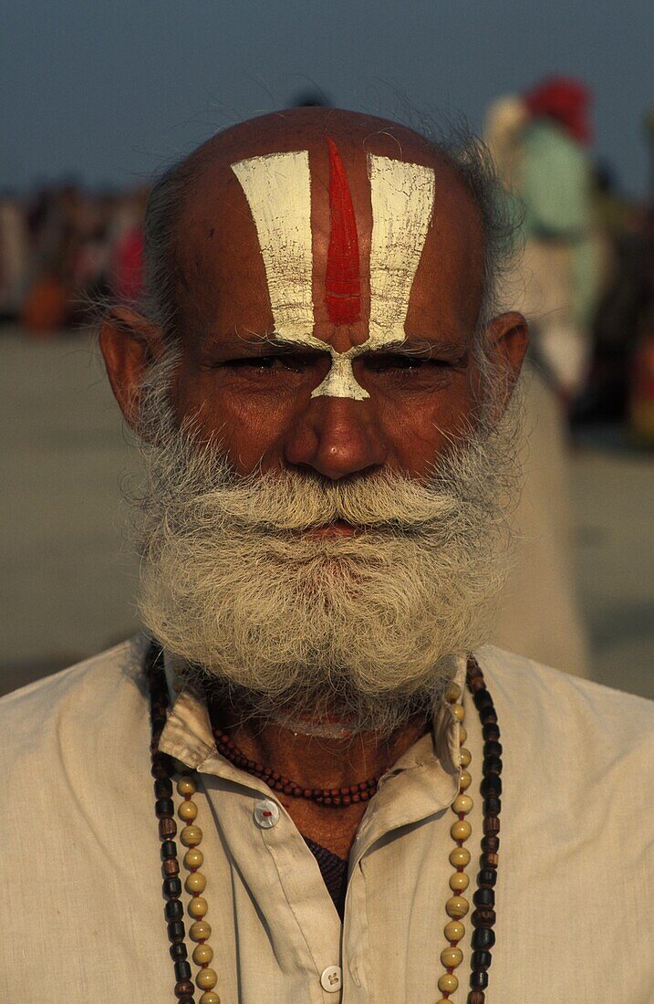 Inde, Bengale occidental, Ganga Sagar, Hindu pilgrim with Vishnu symbol on his forehead at Ganga Sagar Mela