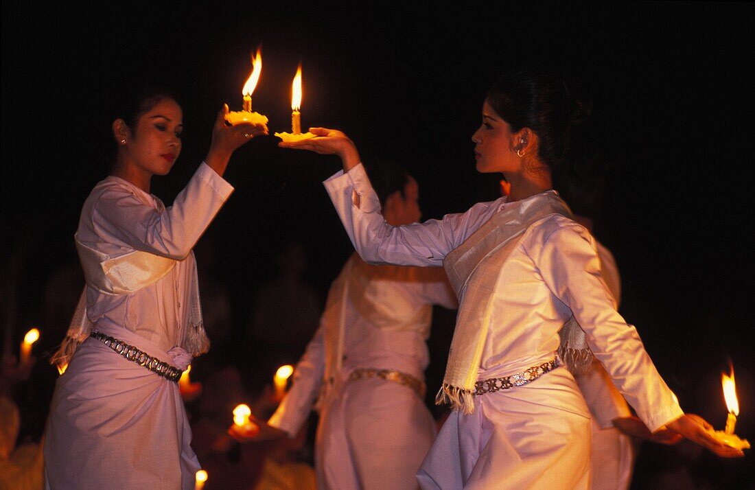 Cambodge, Angkor, Candle dance in Angkor Wat
