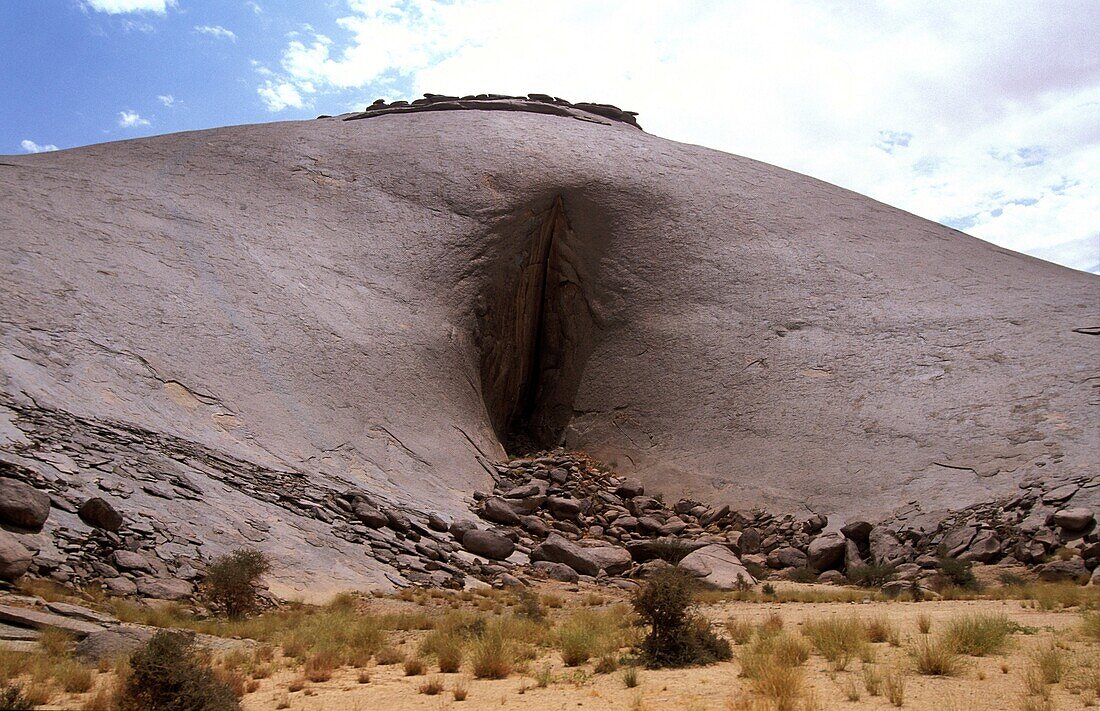 Mauritanie, Adrar, Ben Amira monolith in Adrar