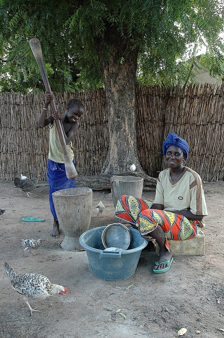 Sénégal, Kaolack, Ndiobene Talleine, Mother and daughter doing domestic chores in a Senegal village