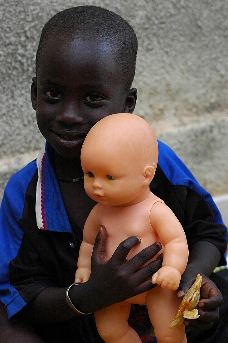 Sénégal, Dakar, Black child with white doll