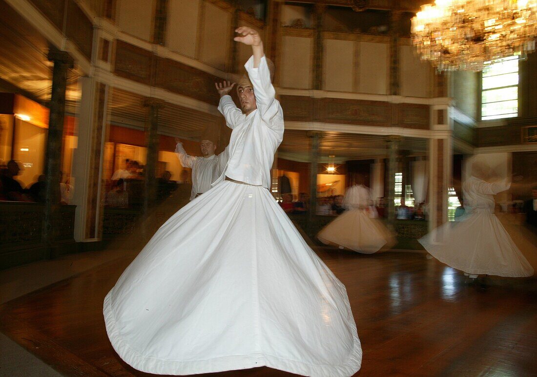 Turquie, Istanbul, Whirling dervishes at ?sküdar's convent