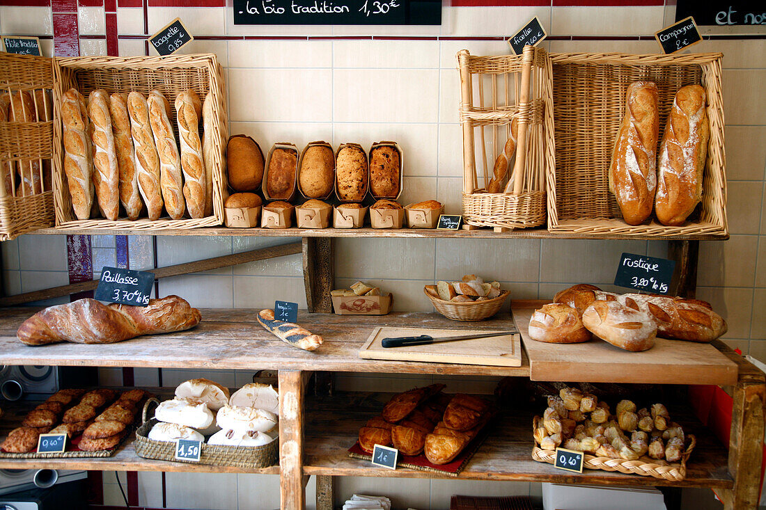 'France, Languedoc-Roussillon, Aude, Narbonne, bakery '' Les Cuisiniers Cavistes '', place of Lamourguier'