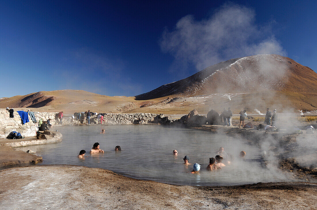 Chile, San Pedro de Atacama, El Tatio, tourists in hot springs