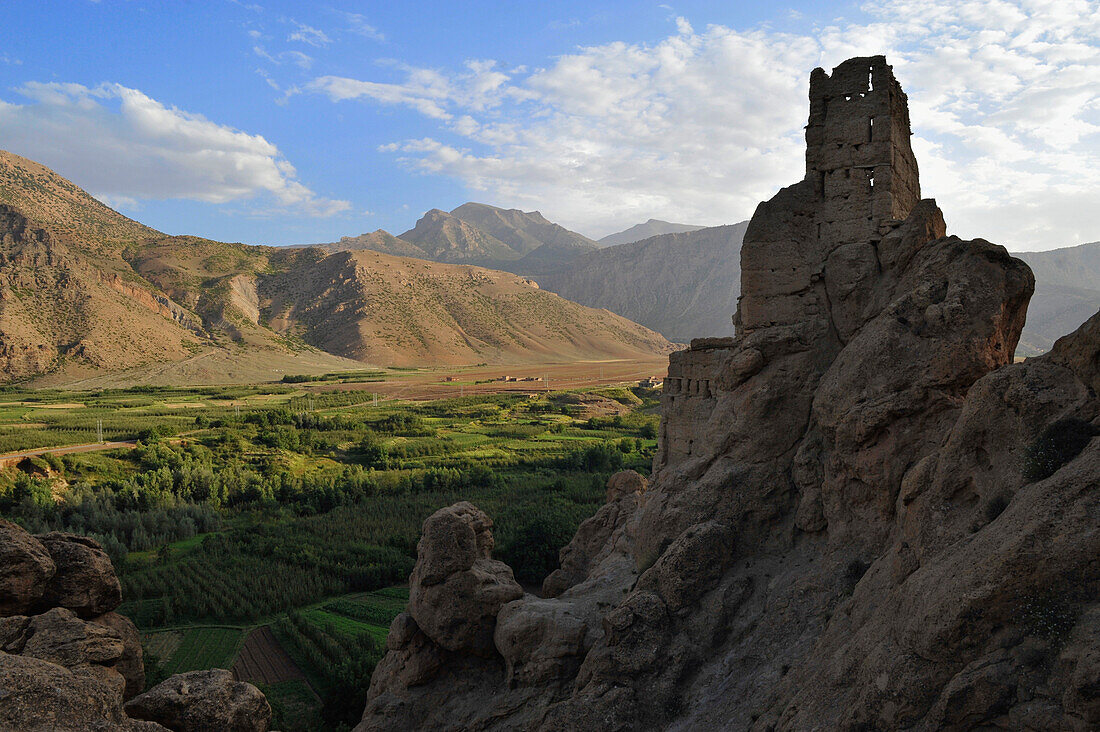 Ruine einer alten Speicherburg über Agouti, Ait Bouguemez Tal, Hoher Atlas, Marokko, Afrika