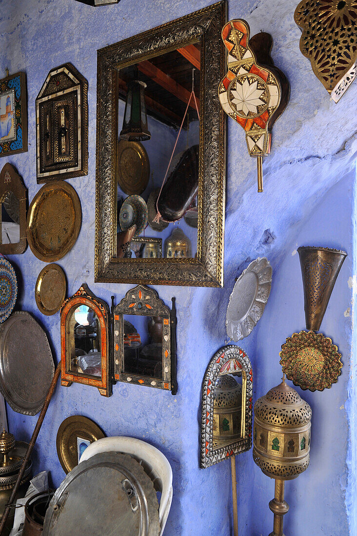 Spiegel und Metallteller eines Geschäftes in Gasse mit blau bemalten Wänden in Chefchaouen, Riff Gebirge, Marokko, Afrika