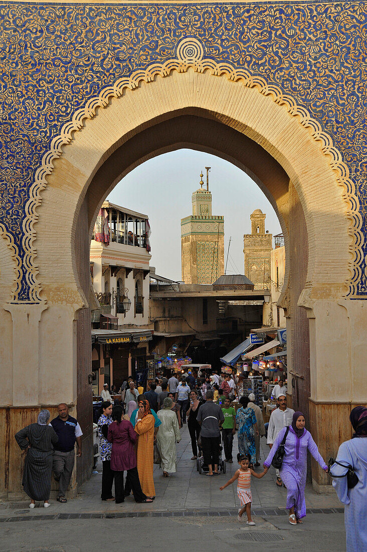 Stadttor und Blick in die Medina, Altstadt mit Minarett, Bab Boujeloud, Fes, Marokko, Afrika