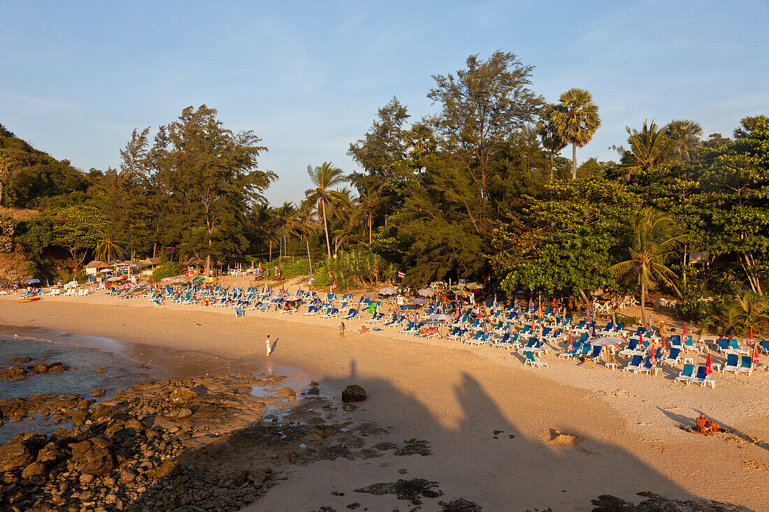 Blick auf den Nai Harn Strand im Licht der Abendsonne, Phuket, Thailand, Asien
