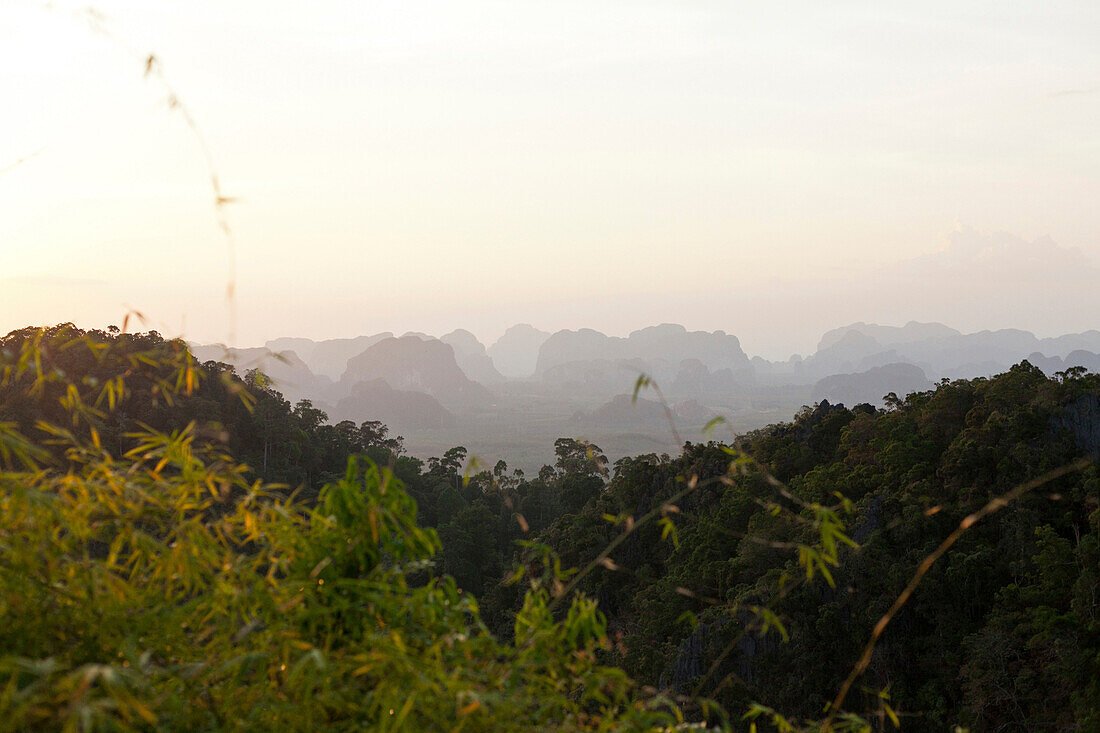 Blick vom Tempelberg auf Karstlandschaft und Dschungel bei Sonnenuntergang, Krabi, Thailand, Asien