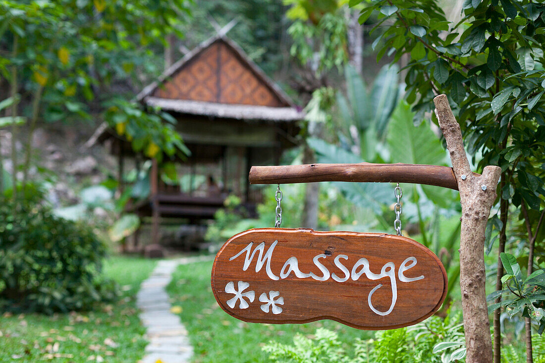Schild mit Aufschrift vor einer Bambushütte, Ferienanlage Aonang Cliff View Resort, Krabi, Thailand, Asien