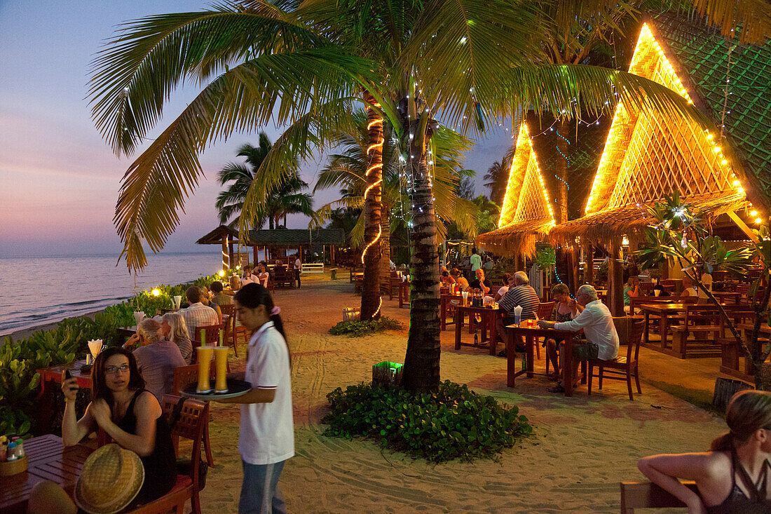 Menschen vor dem Chong Fah Restaurant am Bang Niang Beach am Abend, Andamanensee, Indischer Ozean, Bang Niang Beach, Khao Lak, Thailand, Asien