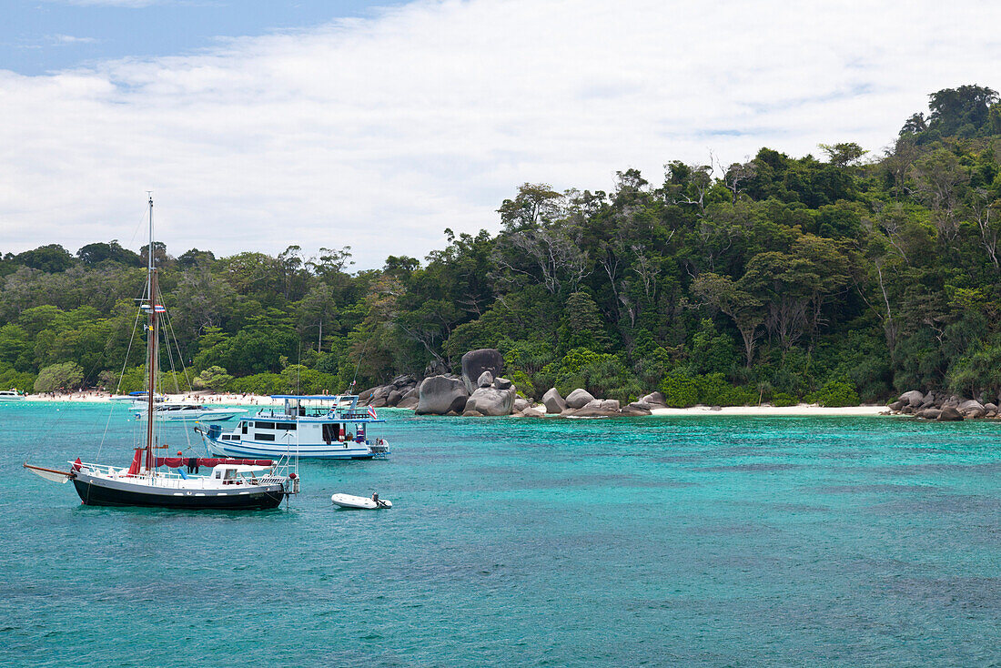 Boote in einer Bucht vor den Similan Inseln, Andamanensee, Indischer Ozean, Khao Lak, Thailand, Asien