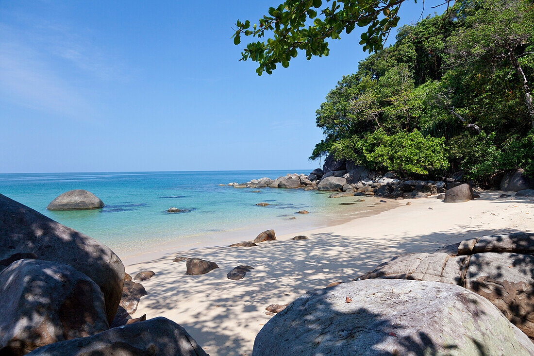 Malerischer Strand im Sonnenlicht, Khao Lak Lamru Nationalpark, Andamanensee, Indischer Ozean, Khao Lak, Thailand, Asien