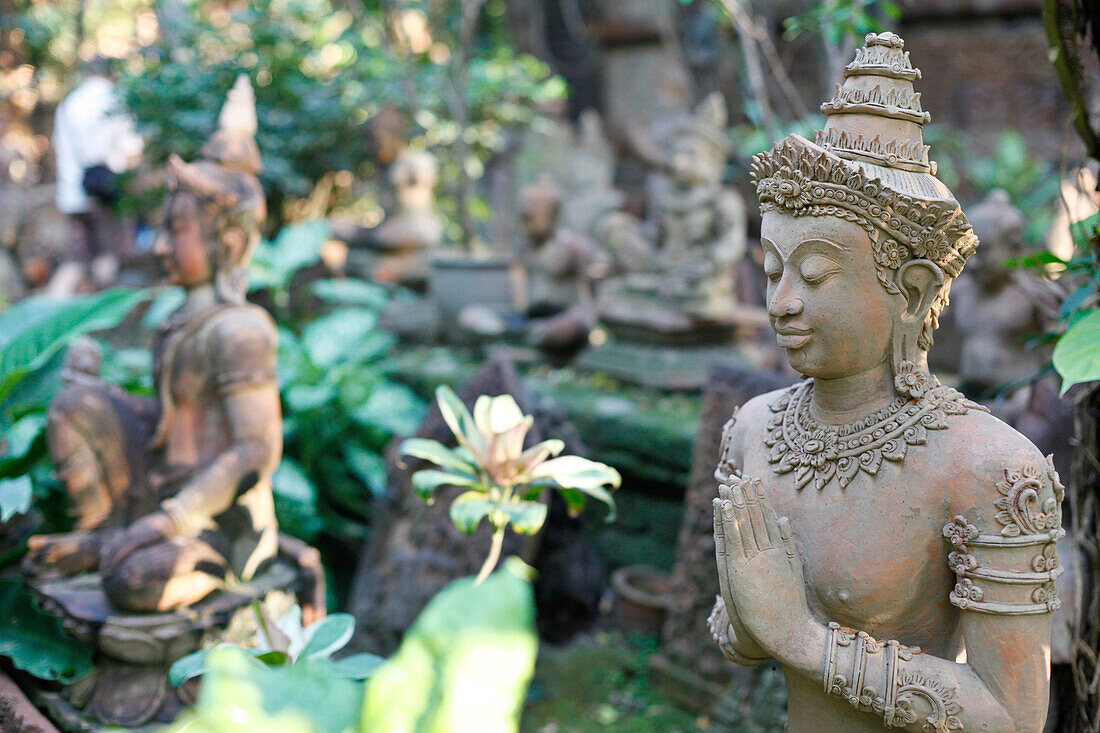 Figur aus dem Ramayana im Skulpturen Garten einer Terrakotta Manufaktur, Chiang Mai, Thailand, Asien