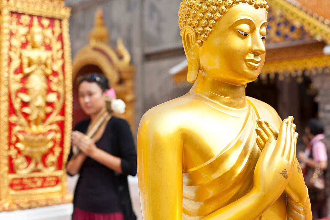 Wat Doi Suthep, goldene Buddha Figur vor gläubiger Frau, Chiang Mai, Thailand, Asien