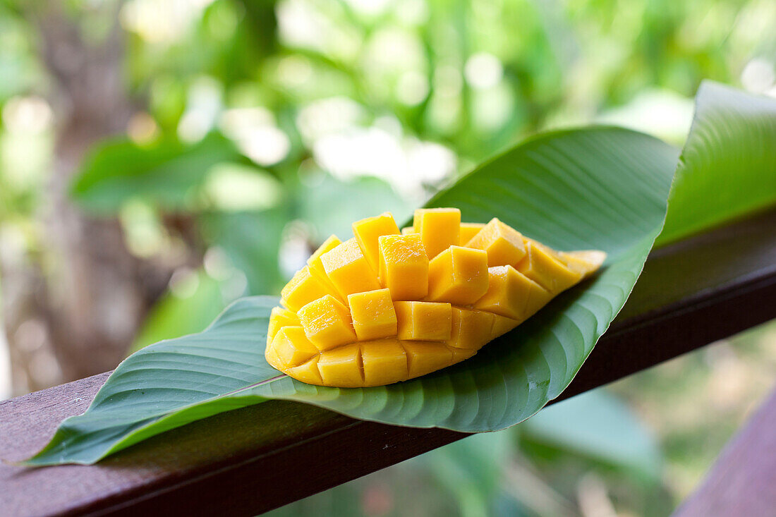 Aufgeschnittene Mango auf einem Bananenblatt, Pai, Thailand, Asien