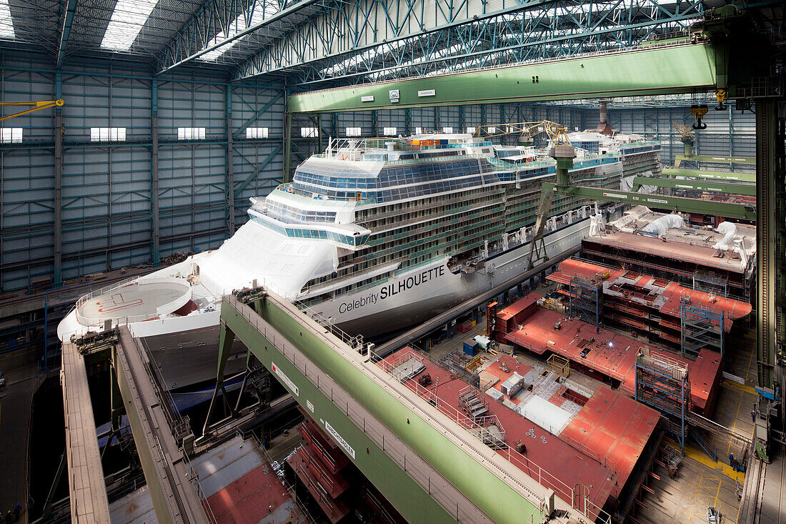 Kreuzfahrtschiff im Bau im Trockendock, Meyer Werft, Papenburg, Niedersachsen, Deutschland