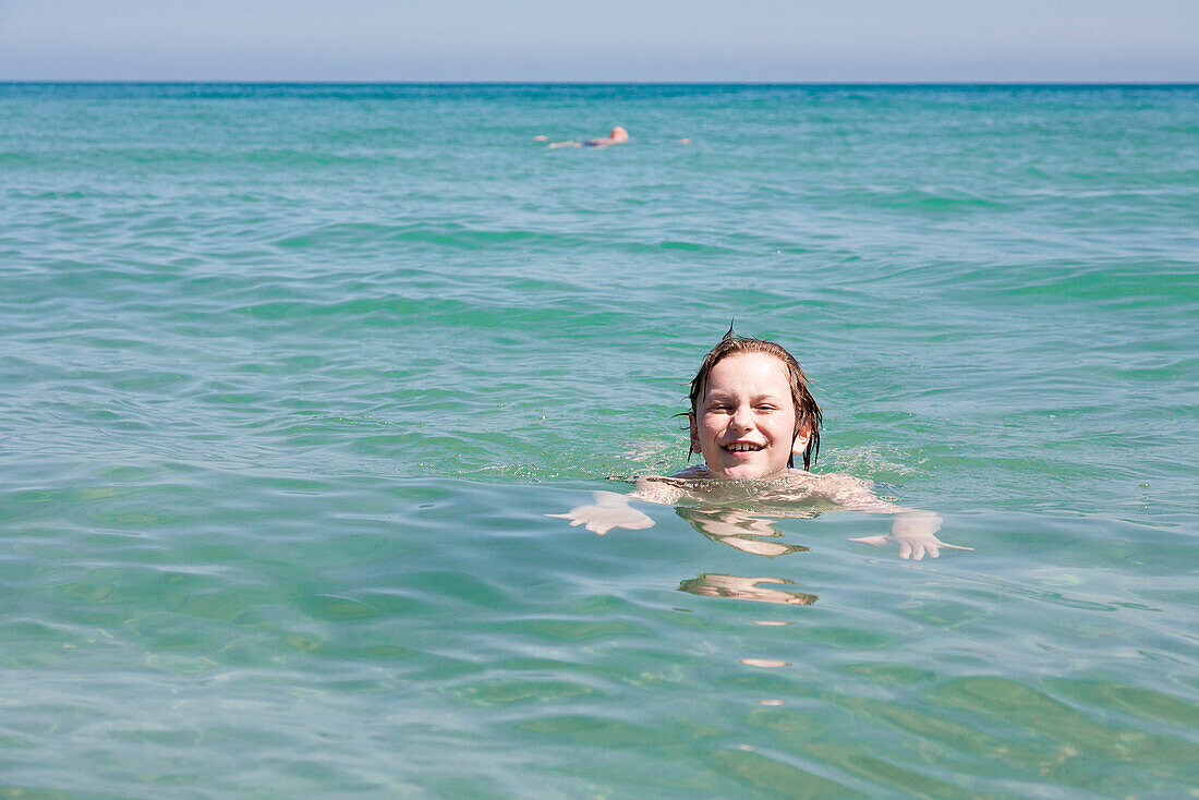 Junge badet im Atlantik, Costa Calma, Fuerteventura, Kanarische Inseln, Spanien