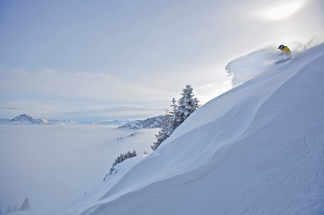 Snowboarder fährt im Tiefschnee abseits der Piste, Hahnenkamm, Kitzbühel, Tirol, Österreich