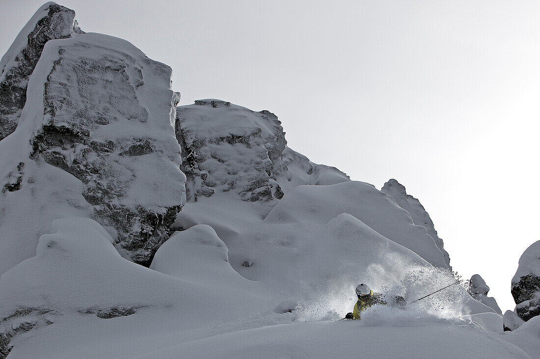 Freerider im Tiefschnee abseits der Piste, Chandolin, Anniviers, Wallis, Schweiz