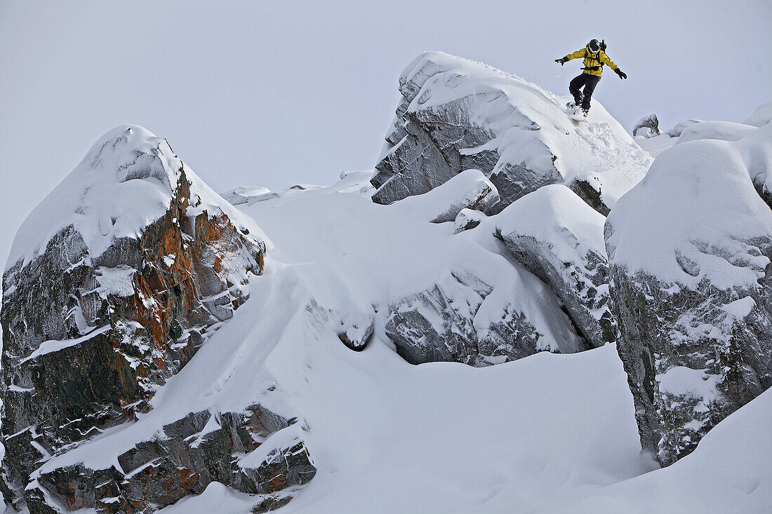 Snowboarder im Tiefschnee, Chandolin, Anniviers, Wallis, Schweiz