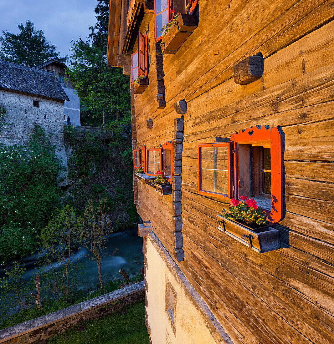 Holzfassade von einem Bauernhaus, Gmünd in Kärnten, Maltatal, Kärnten, Österreich