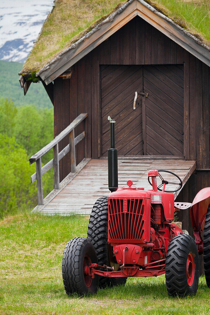 Roter Traktor in einem Freilichtmuseum in Elverum, Bardu, Nordland, Norwegen