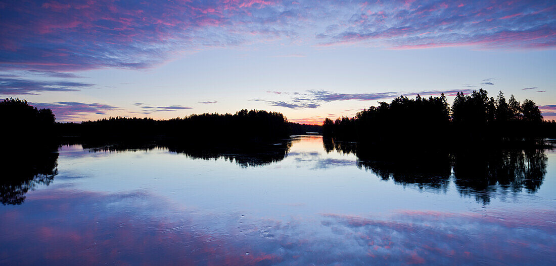 Fluss in Batfors Naturreservat, Schweden