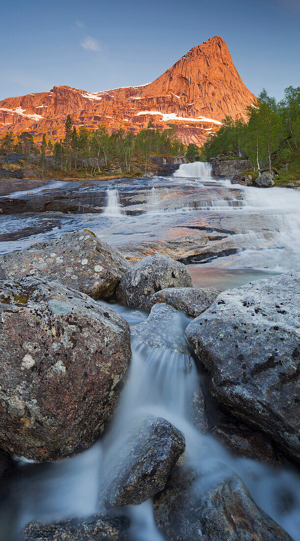 Bach fließt den Berg hinab, Kobbenestinden im Hintergrund, Kobbeneset, Storelva, Forsahavet, Ballangen, Nordland, Norwegen