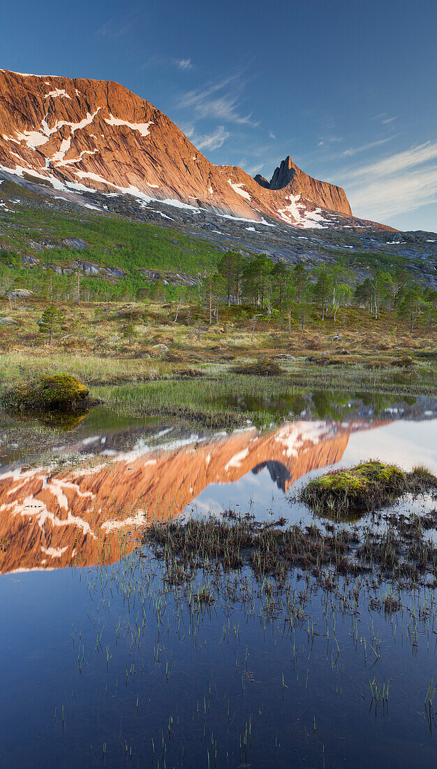 Spiegelung der Berge im Sandholmvatnet See, Hugelhornet bei Skjellneset, Forsahavet, Ballangen, Nordland, Norwegen