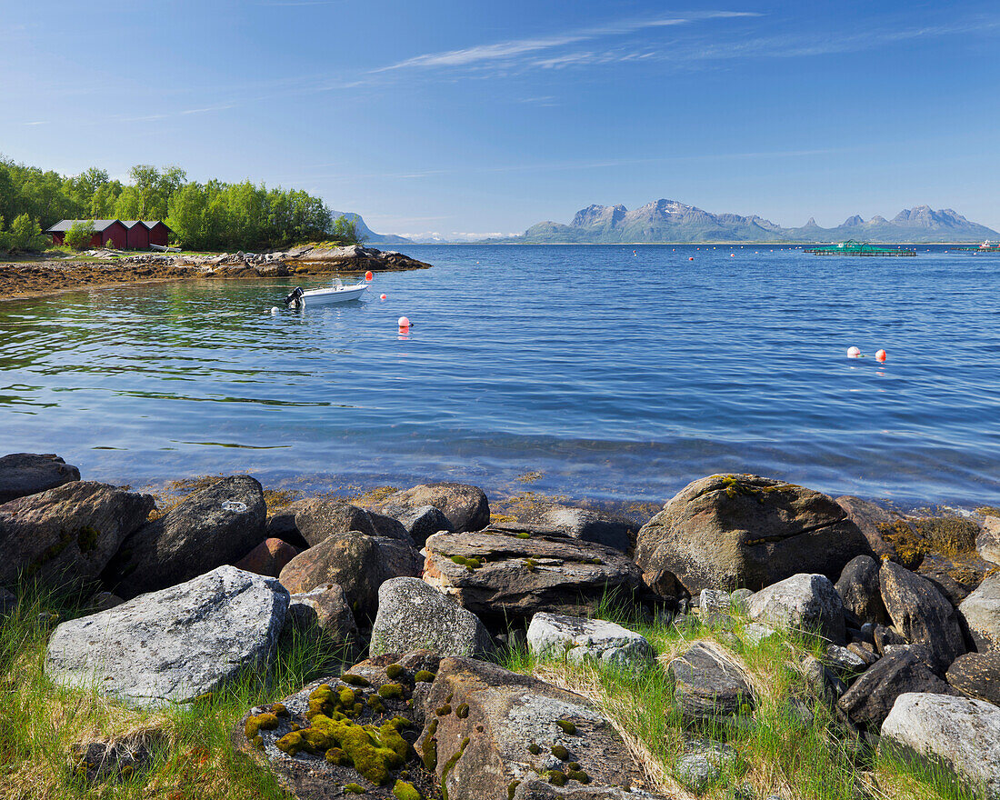 Kleine Bucht mit Felsen bei Straumfjorden, Sagfjorden, Steigen, Nordland, Norwegen