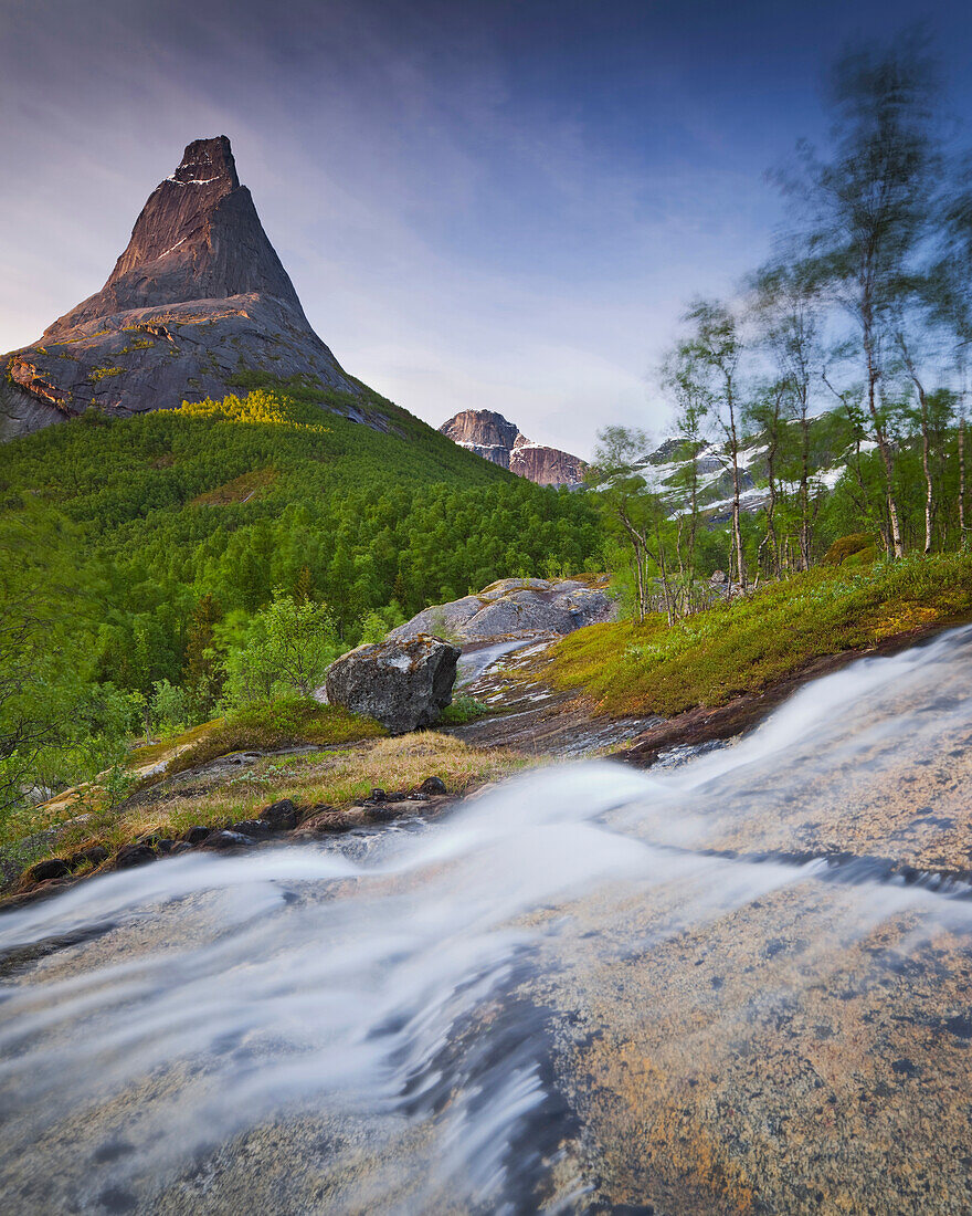 Bach fließt den Berg hinunter, Stetind, Ofoten, Nordland, Norwegen