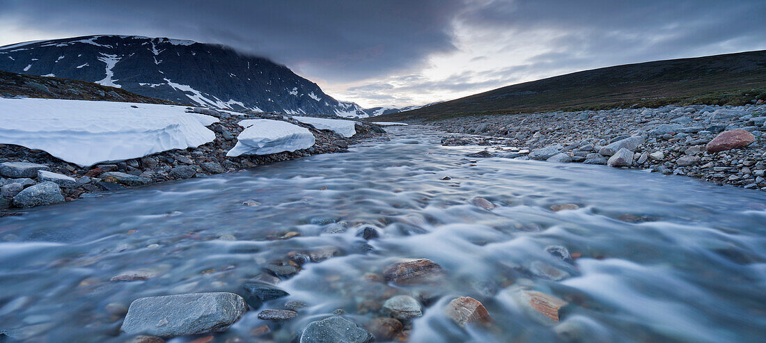 Fluß fließt durch Berglandschaft, Gravbekken, Blahoa, Trollheimen, Sör-Tröndelag, Norwegen