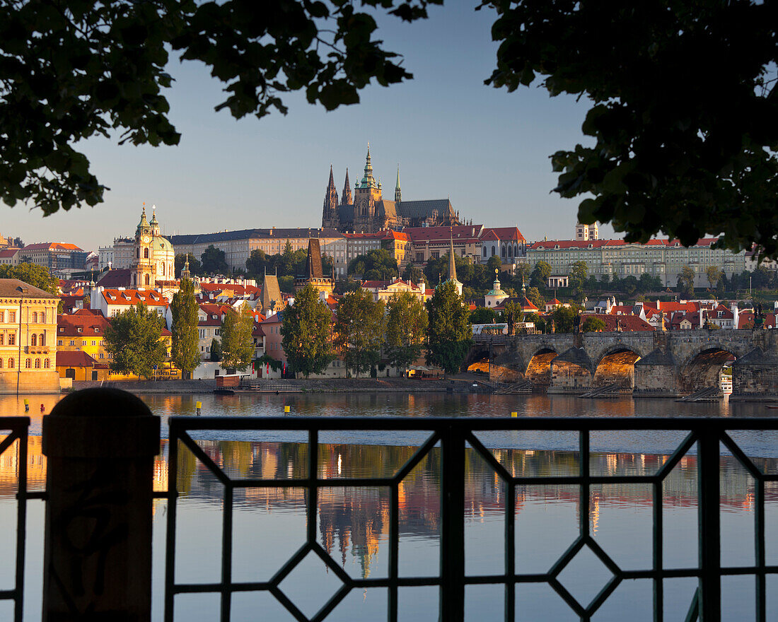 Blick auf die Prager Burg über den Fluss Moldau, Prag, Tschechien