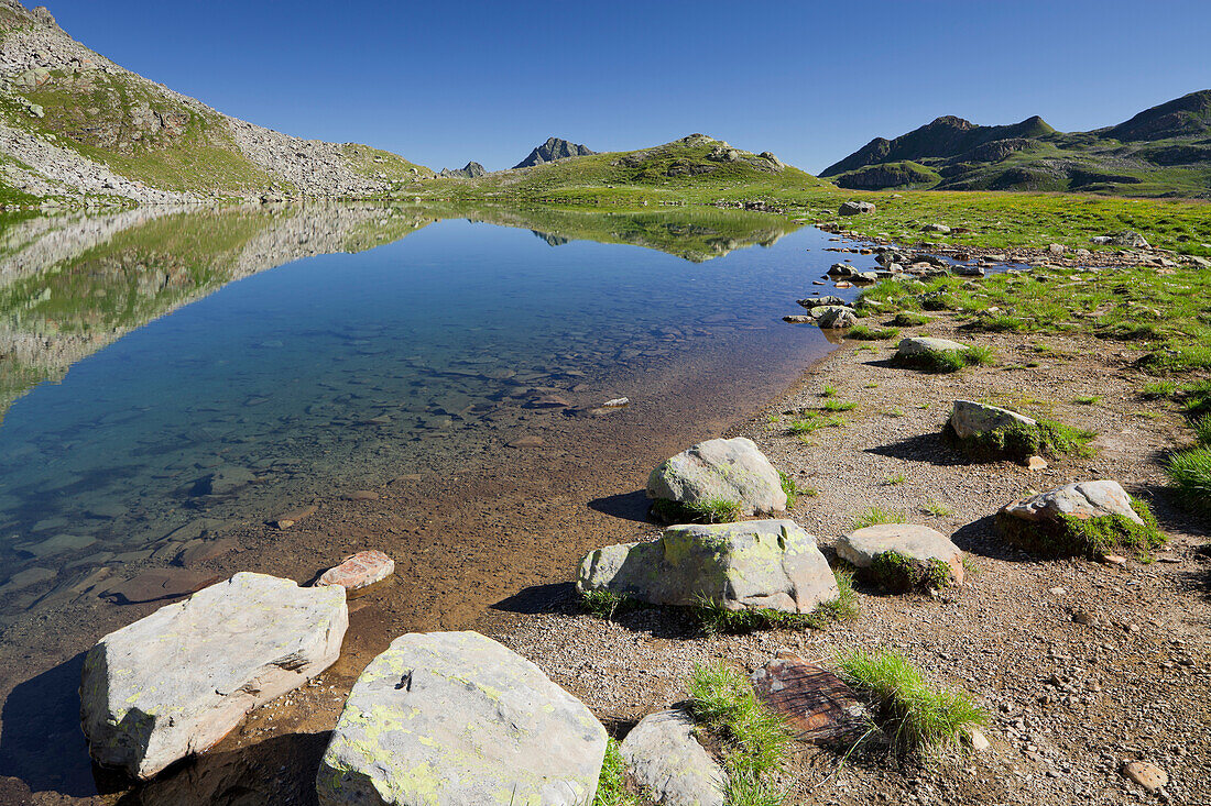 Berge spiegelt sich im Wasser, Radsee, Bieltal, Tirol, Österreich