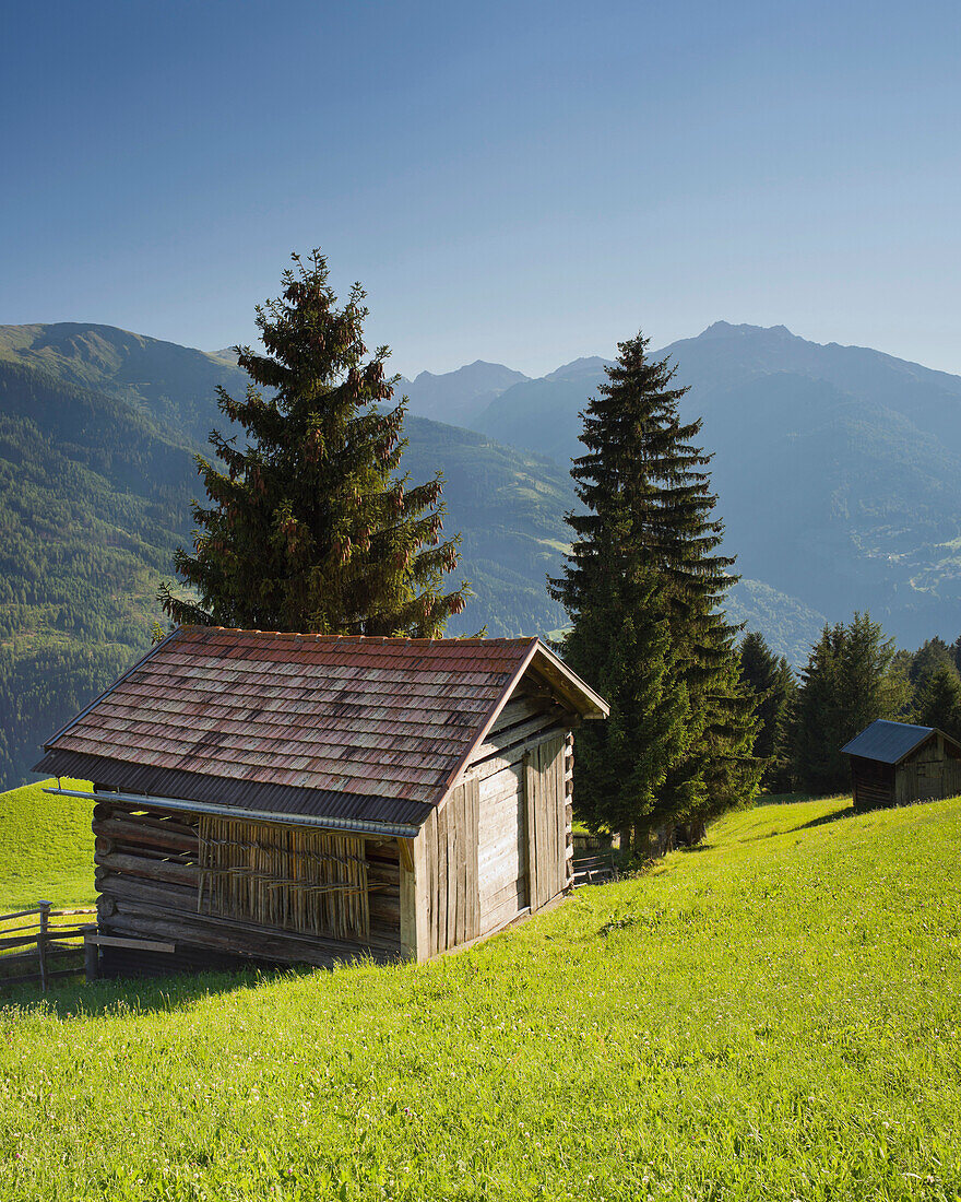 Holzhütte in den Bergen, Fließ, Samnaungruppe, Zentralalpen, Oberinntal, Tirol, Österreich