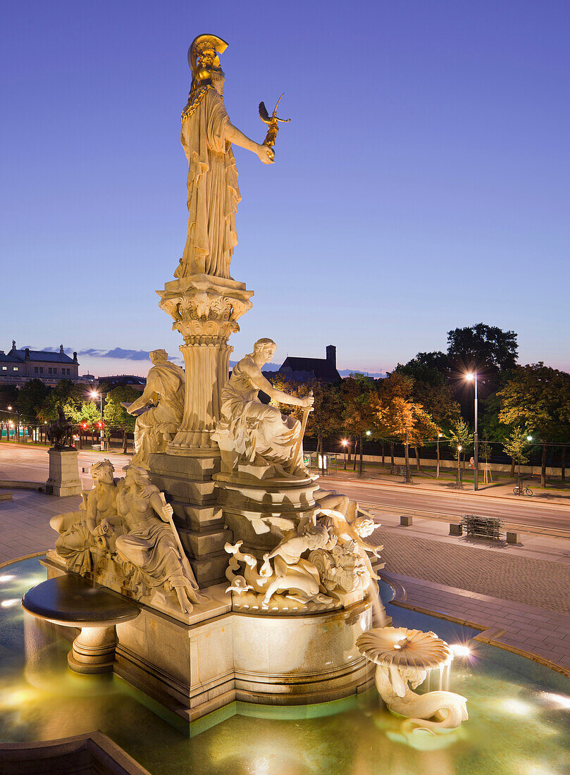 Brunnen mit Pallas Athene Statue vor der Ringstrasse, 1. Bezirk, Wien, Österreich, Europa