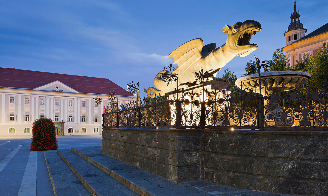 Lindworm statue in the evening, Neuer Platz, Klagenfurt, Carinthia, Austria, Europe