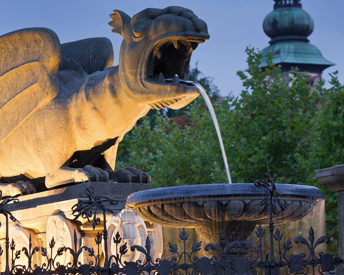 Lindworm statue in the evening, Neuer Platz, Klagenfurt, Carinthia, Austria, Europe