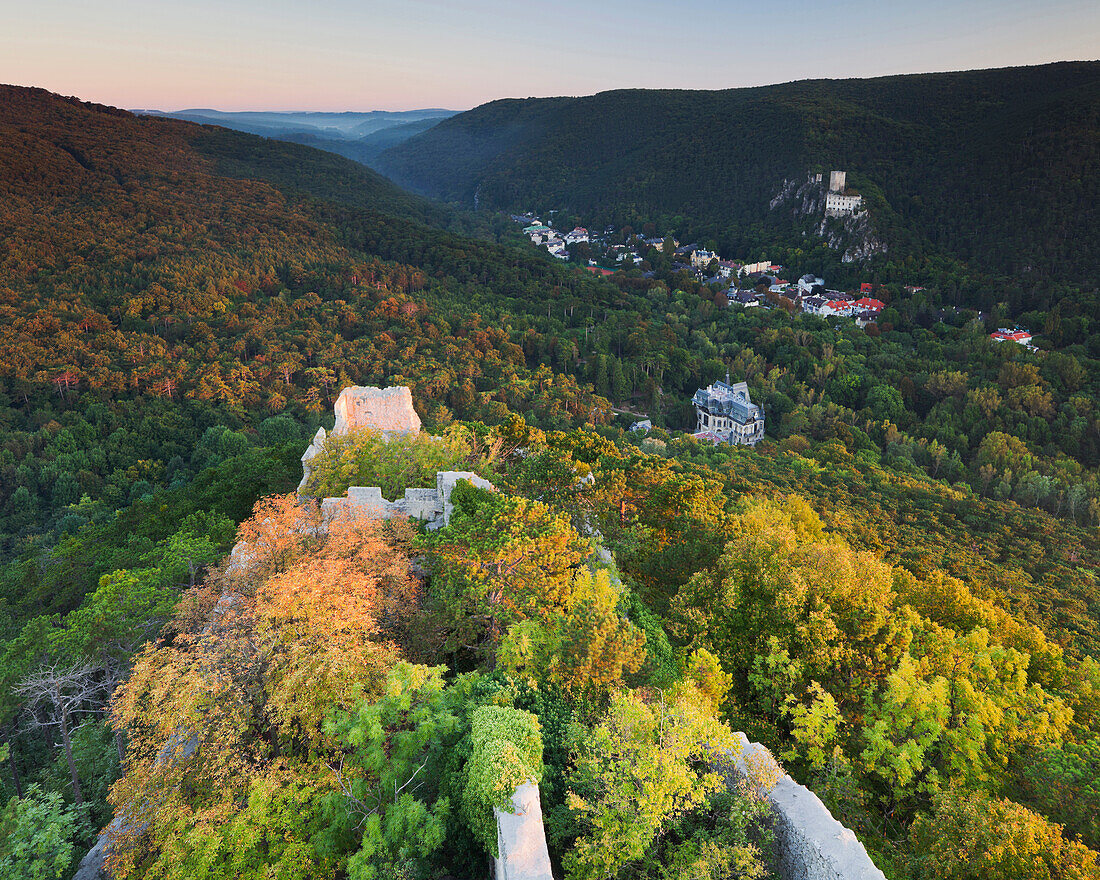 Blick von der Ruine Rauheneck auf den Wienerwald bei Sonnenaufgang, Baden, Niederösterreich, Österreich, Europa
