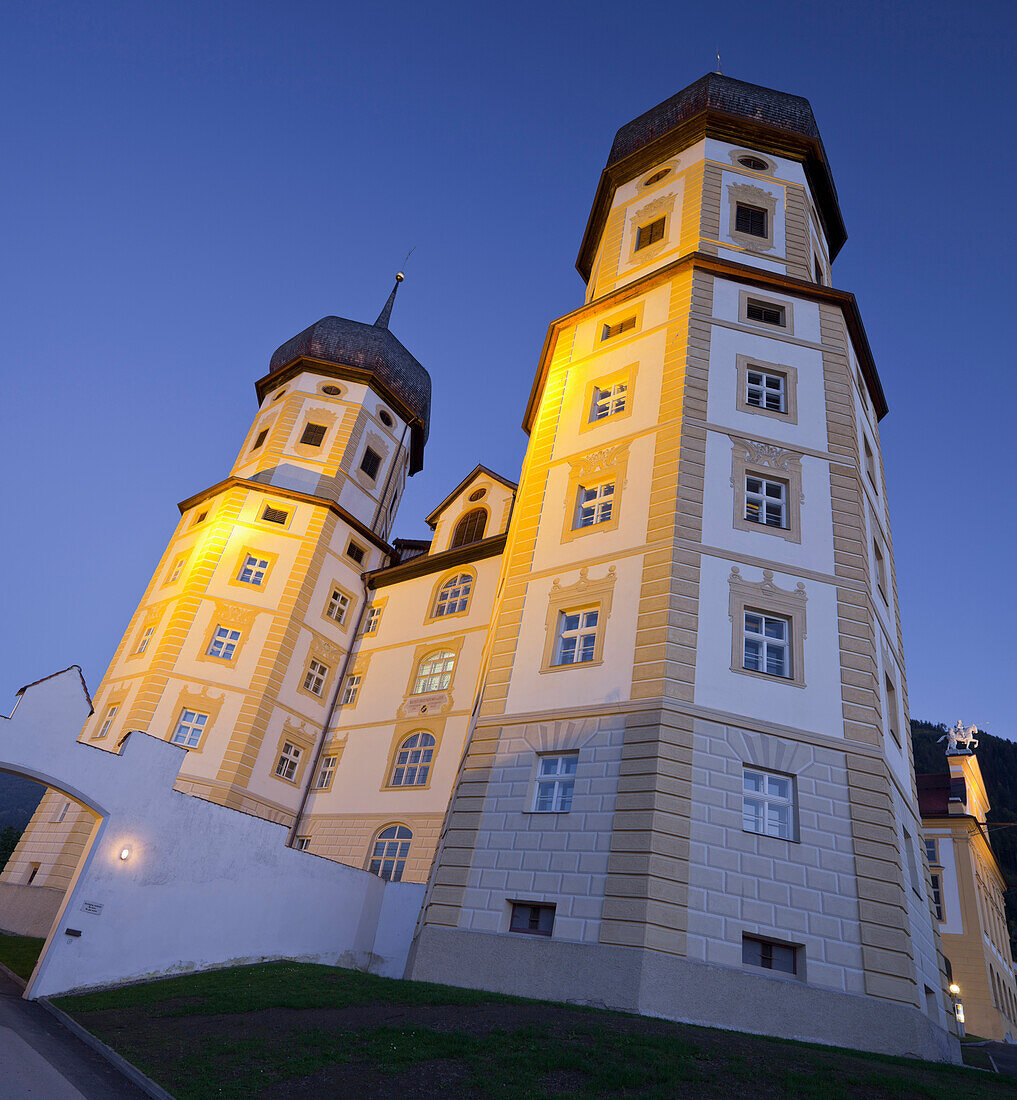 Beleuchtetes Zisterzienser Stift Stams am Abend, Inntal, Tirol, Österreich, Europa