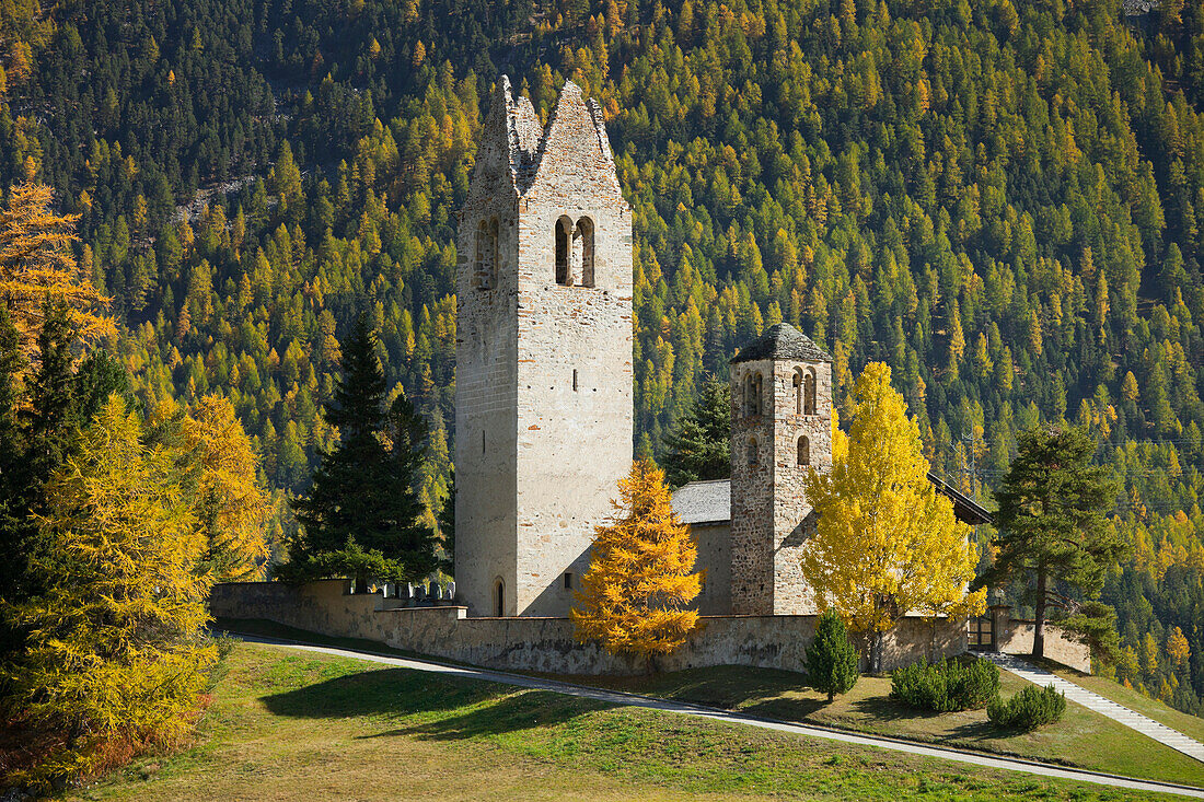 Ruine der Kirche San Gian im Sonnenlicht, Engadin, Graubünden, Schweiz, Europa