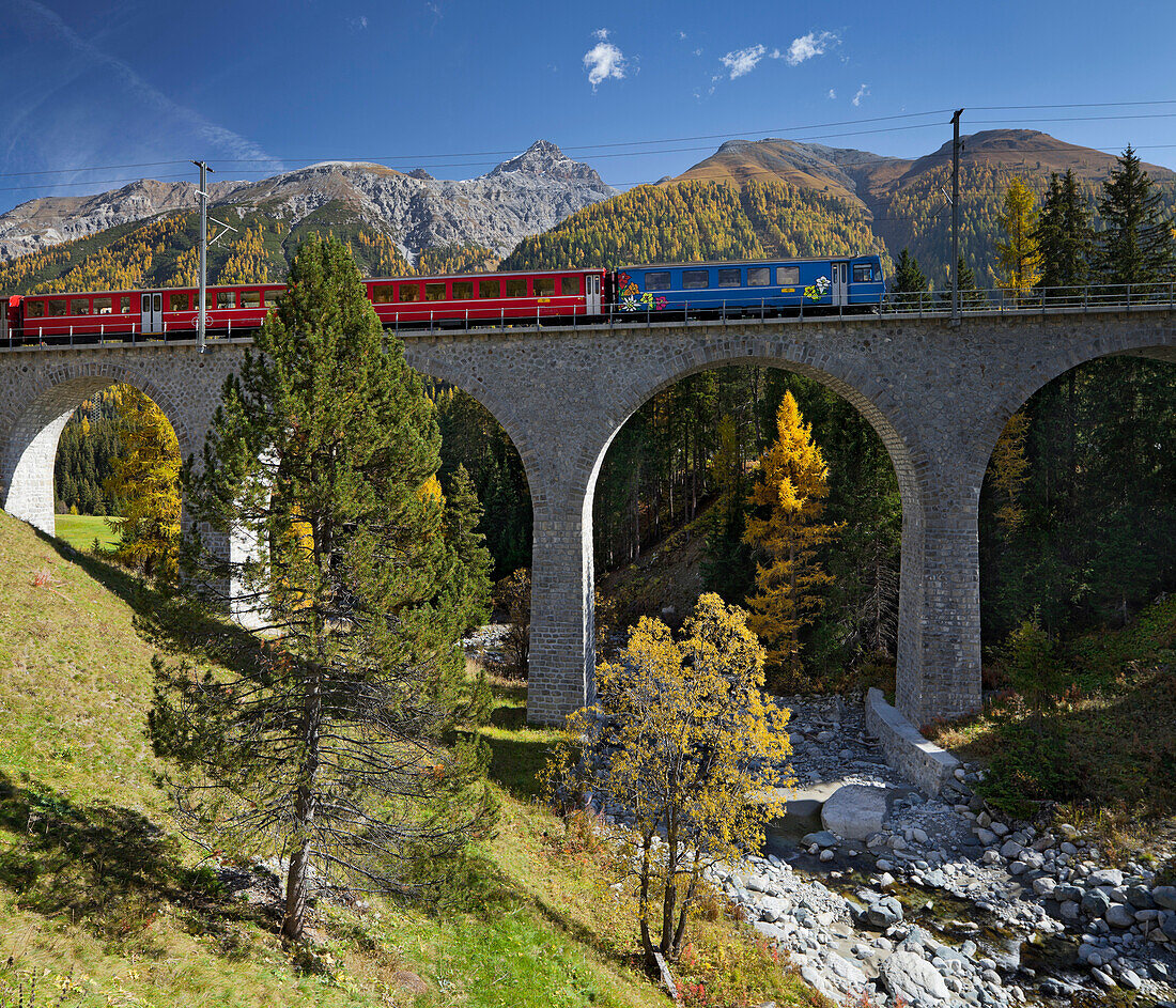 Rhätische Bahn auf einer Brücke in den Bergen, Graubünden, Schweiz, Europa
