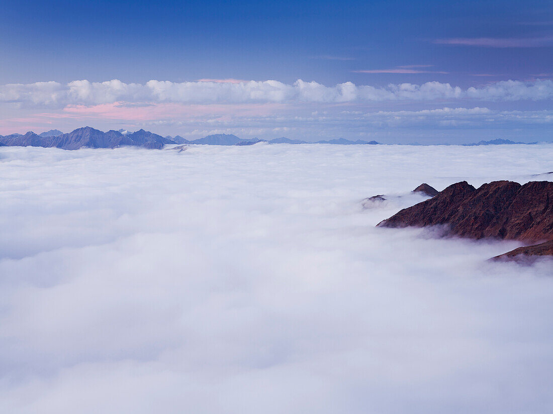 Blick vom Monte Scorluzzo Richtung Nordwesten auf Wolkenmeer bei Sonnenuntergang, Stilfser Joch Nationalpark, Lombardei, Italien, Europa