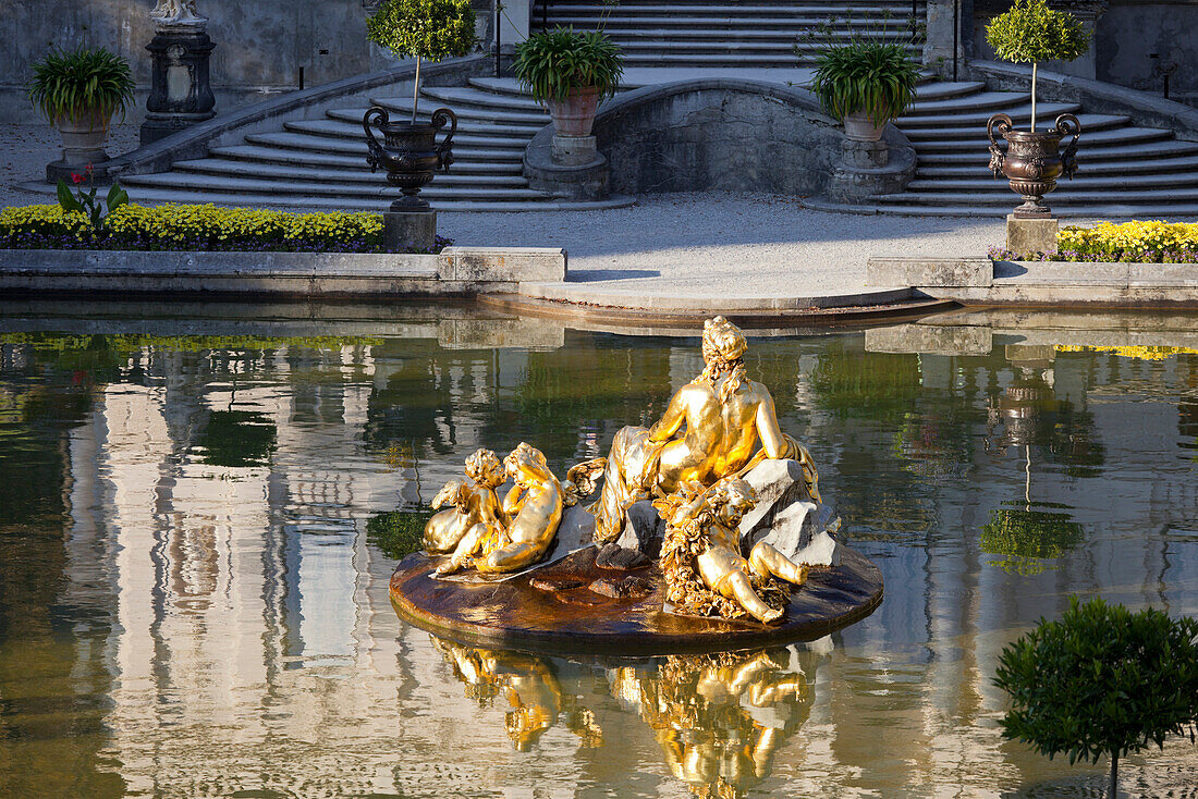 Statuen in einem Brunnen, Schloss Linderhof, Bayern, Deutschland, Europa