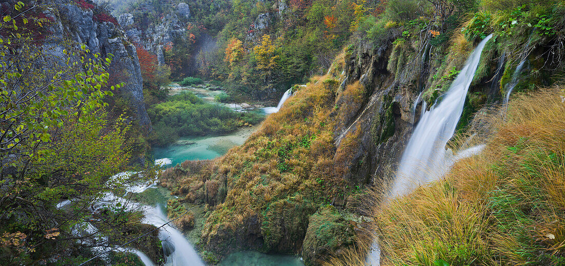 Blick von oben auf Wasserfall im Herbst, Nationalpark Plitvicer Seen, Kroatien, Europa