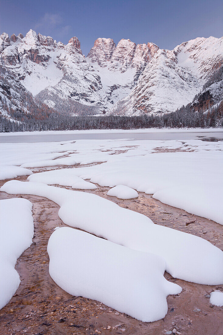 Verschneites Ufer des Dürrensees vor dem Monte Cristallo, Alto Adige, Südtirol, Italien, Europa