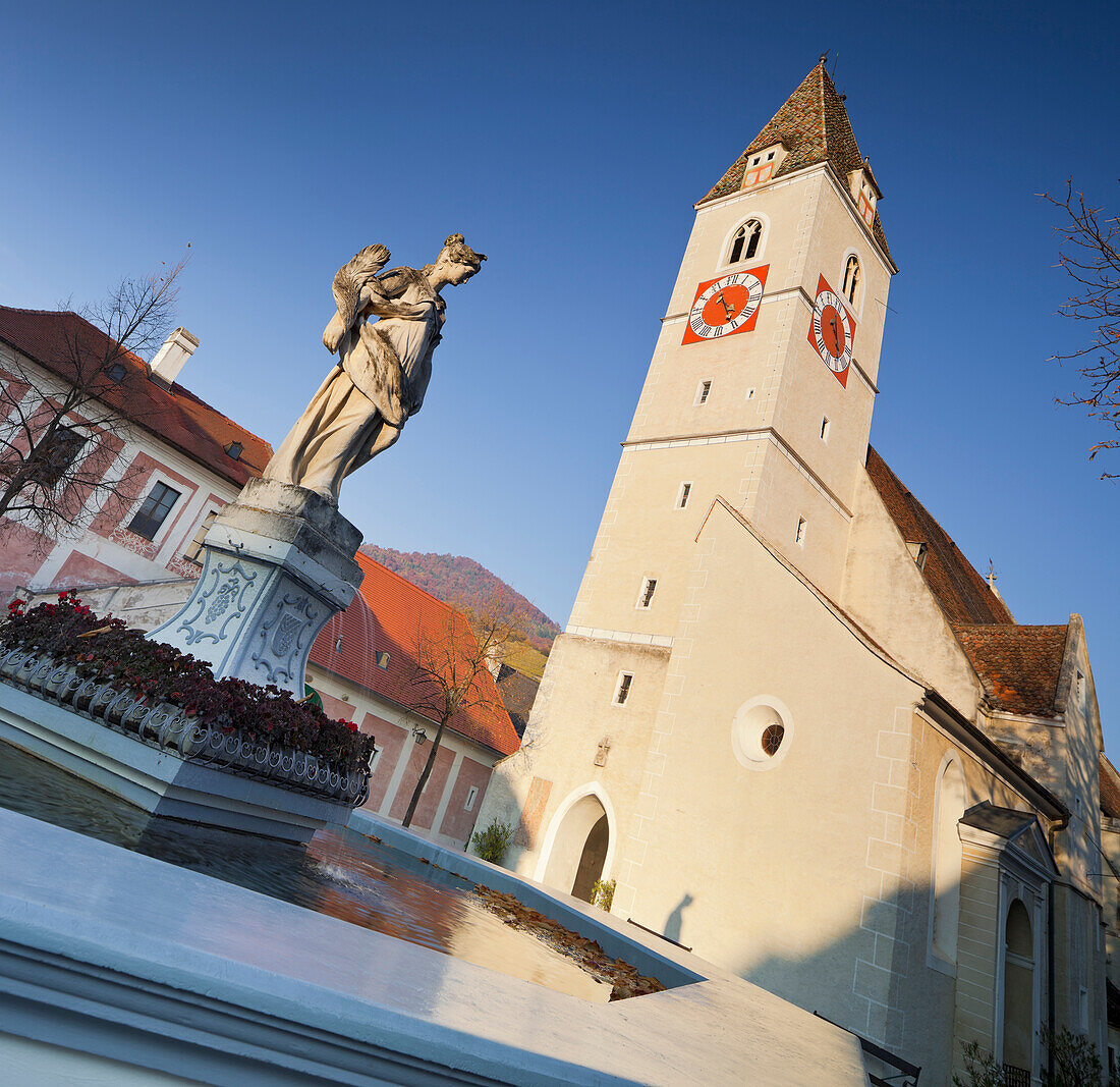 Brunnen und Kirche in Spitz an der Donau, Wachau, Niederösterreich, Österreich, Europa