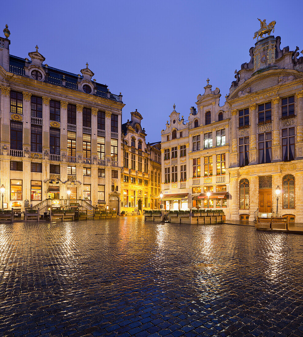 Großer Markt mit Giebelhäusern bei Nacht, Brüssel, Belgien, Europa
