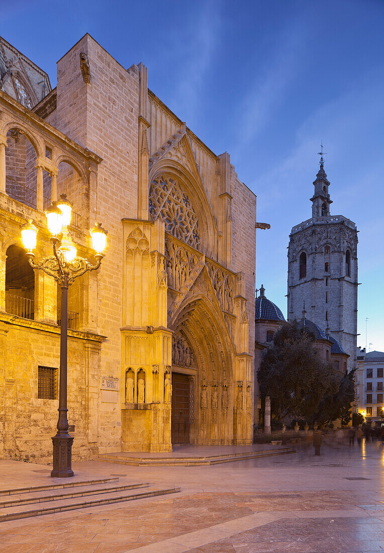Beleuchtete Kathedrale am Abend, Catedral de Santa Maria de Valencia, Plaza de la Virgen, Valencia, Spanien, Europa
